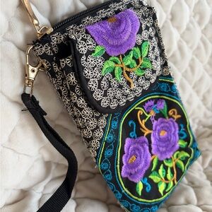🤩Beautiful😍Black Embroidered Floral Wristlet Bag with Purple Flowers